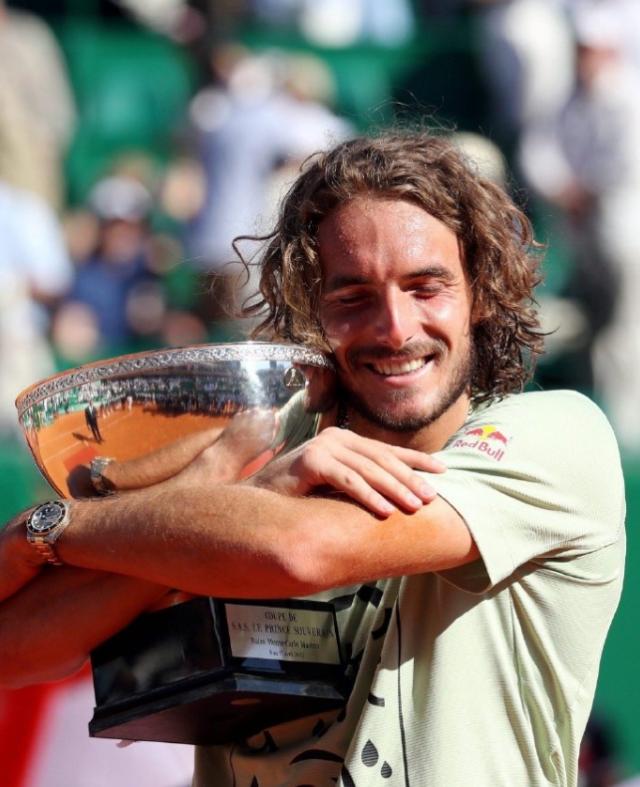 包含日本网球队险胜欧洲网球队，西西帕斯制霸全场的词条