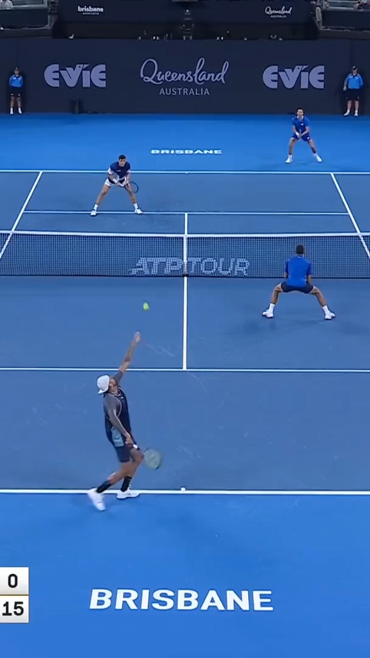 世界网球队险胜意大利网球队，克耶高斯爆发神勇