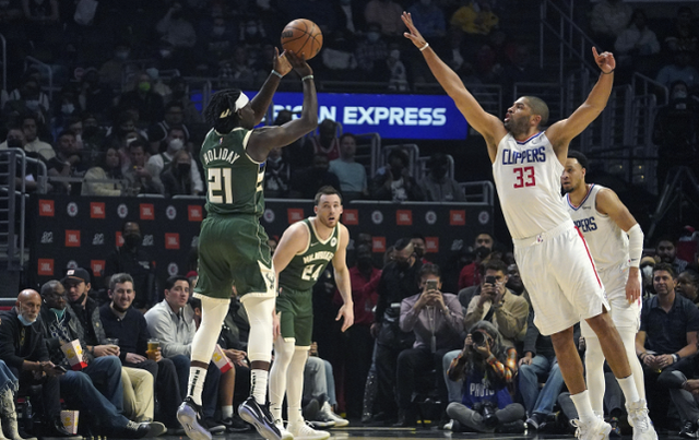 关于雄鹿B队鏖战中国男篮，乔治·希尔制霸全场的信息