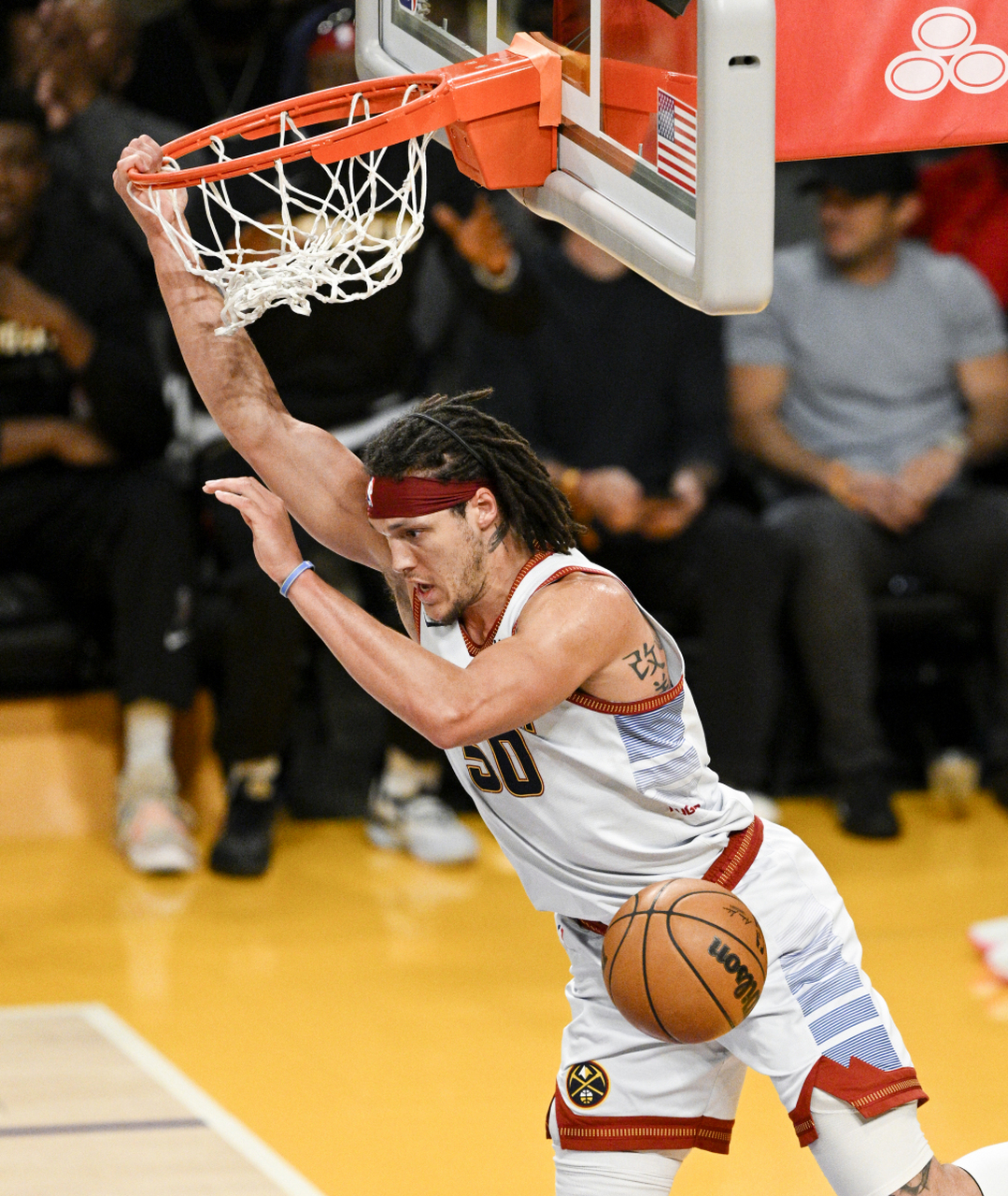 掘金横扫湖人，易建联点燃赛场