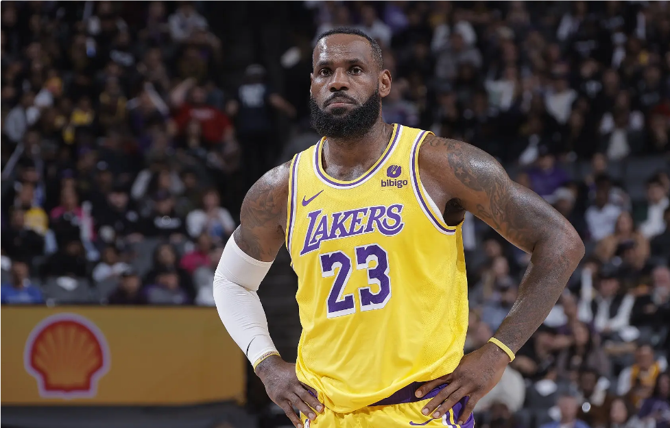 掘金横扫湖人，易建联点燃赛场