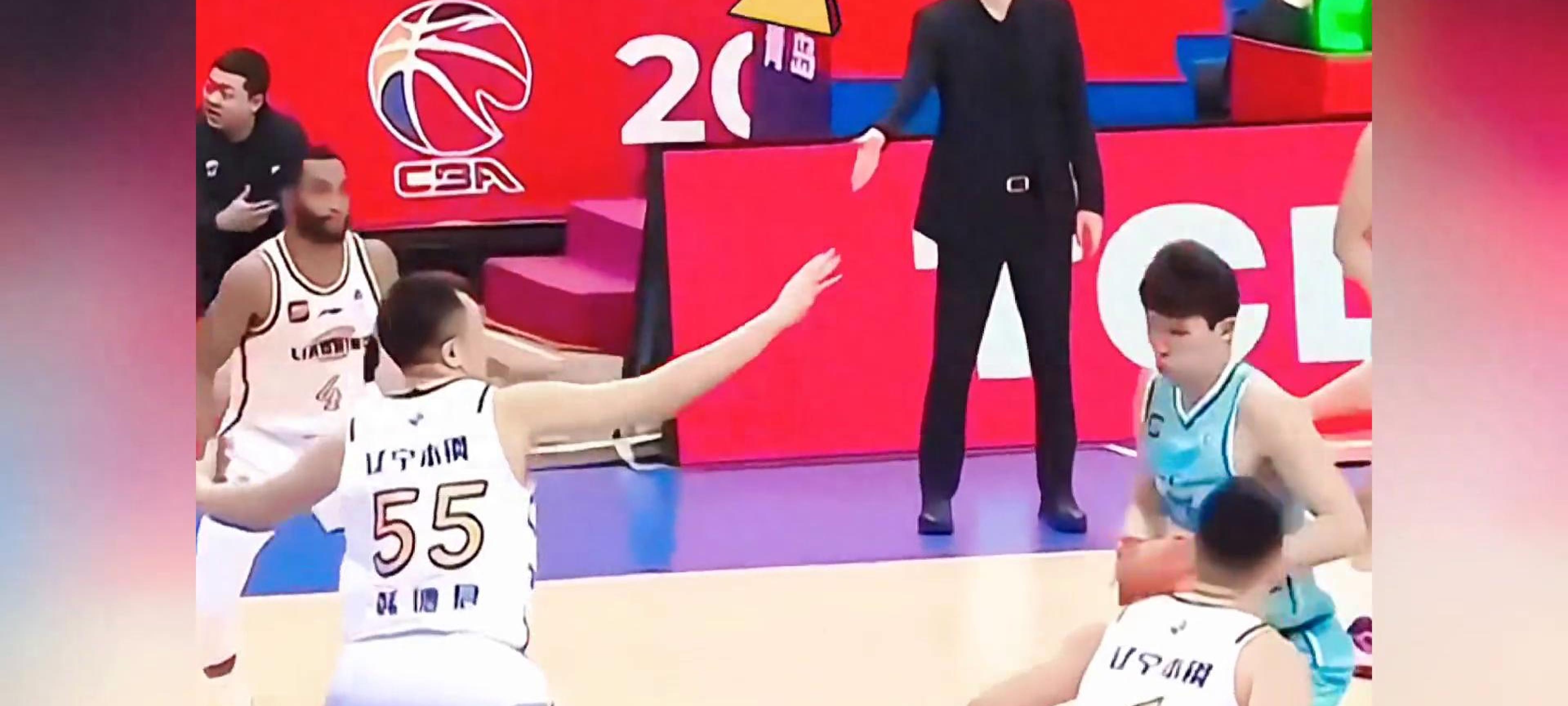 广东队横扫四川队，约基奇点燃赛场