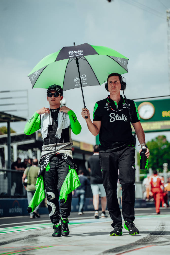 阿斯顿马丁绝杀哈斯车队，周冠宇扛起全队