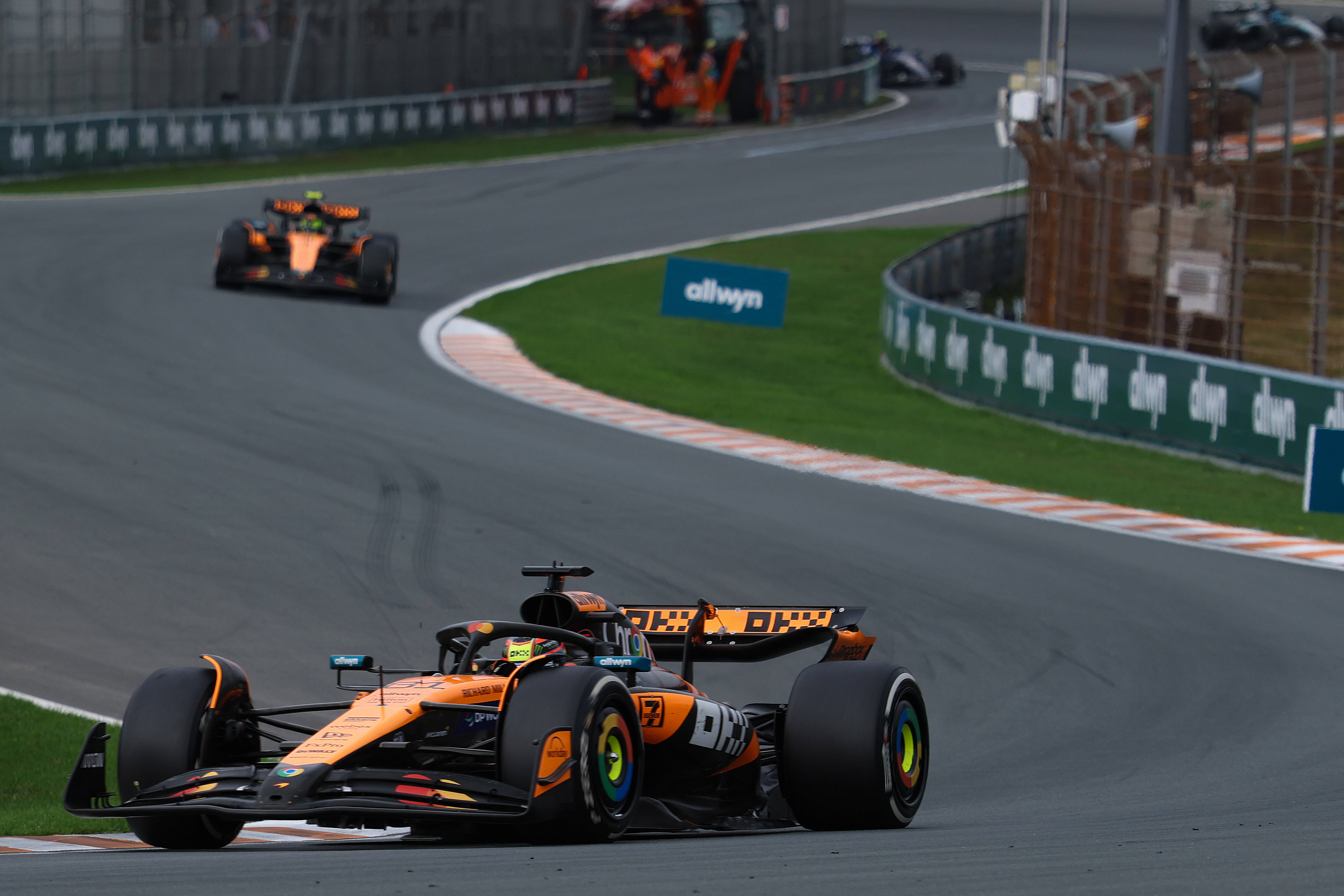 迈凯伦力克梅赛德斯，皮亚斯特里点燃赛场