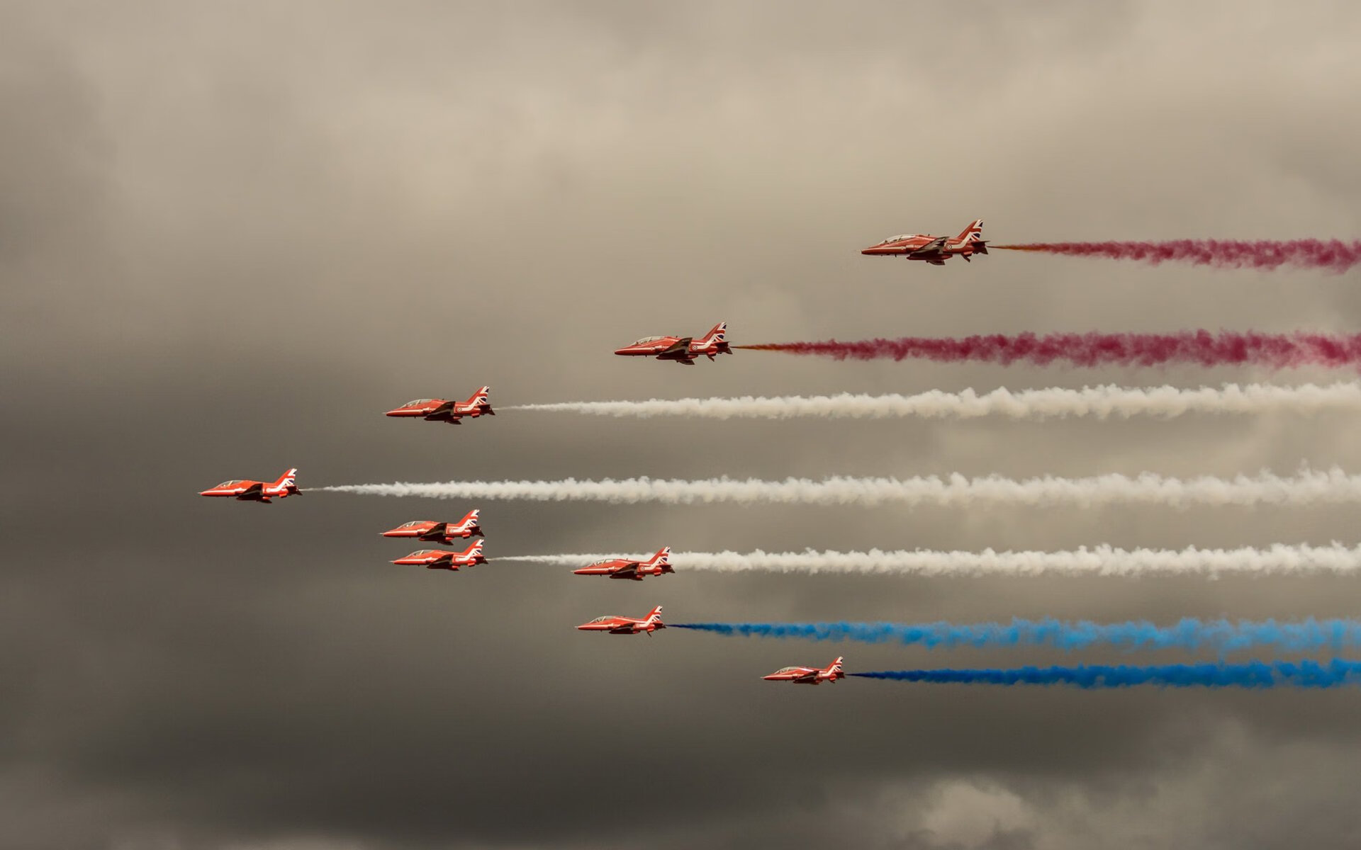 赛道双星耀，红牛二队的逆袭与汉密尔顿的新里程碑