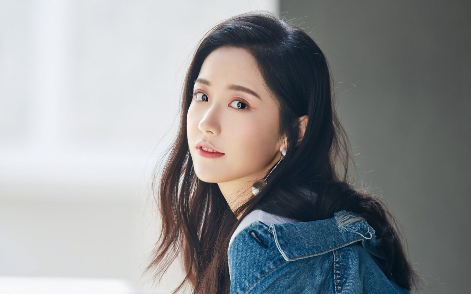 天山西域破苍穹，辽北星辰亦难挡，张镇麟单骑燃烽火，难敌新疆钢铁洪流