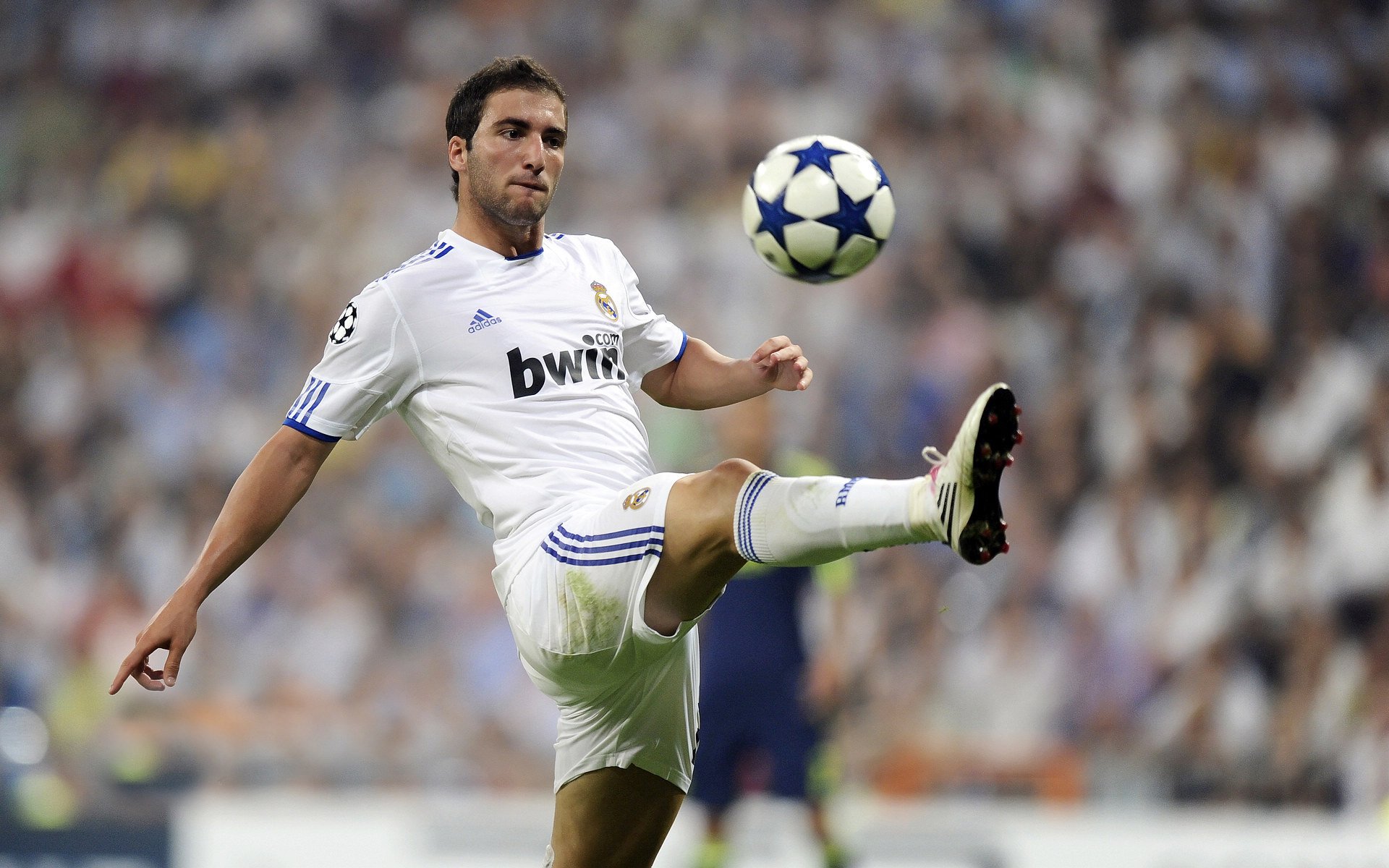 战鼓如潮，当巴萨在利马被安第斯山歌炮火淹没